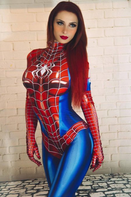 Женский косплей человека паука