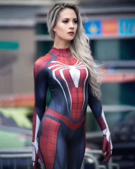 Девушка в обтягивающем костюме человека паука