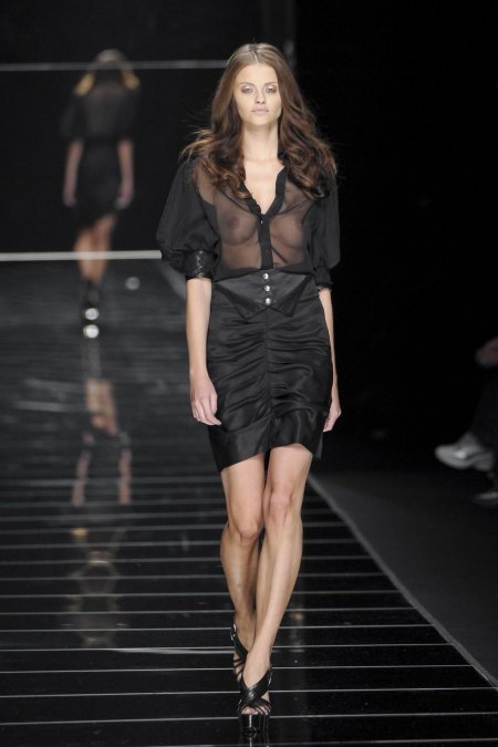 Оголение моделей на подиуме