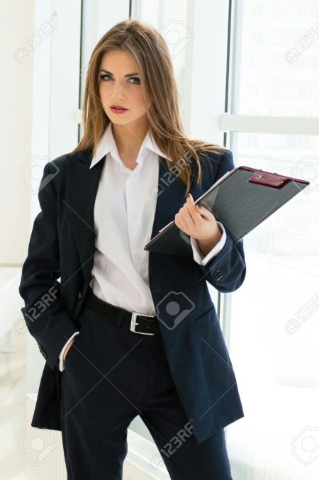Девушка в деловом костюме