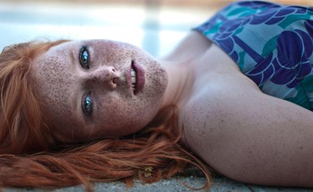 Девушка с веснушками