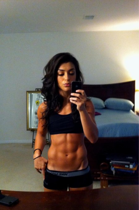 Красивые девушки с прессом