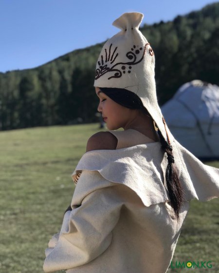 Казахская девушка в национальном костюме