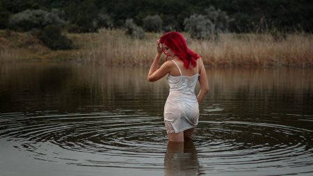 Девушка в мокрой одежде