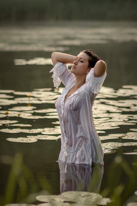 Девушка в мокрой рубашке