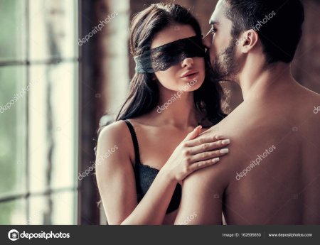 Женщина с повязкой на глазах