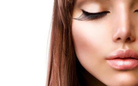 Девушка с нарощенными ресницами