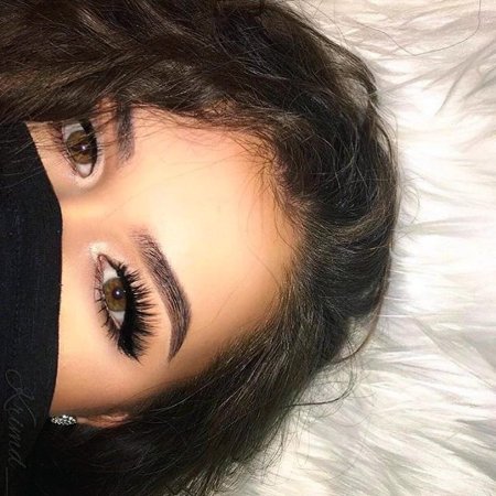 Брюнетка с карими глазами