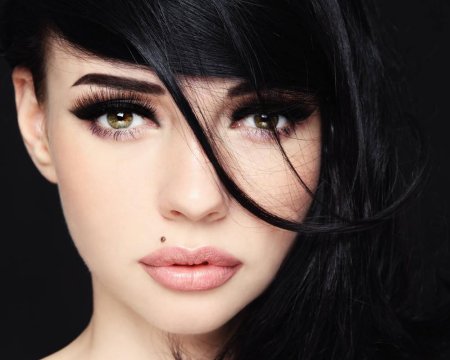 Родинка над губой