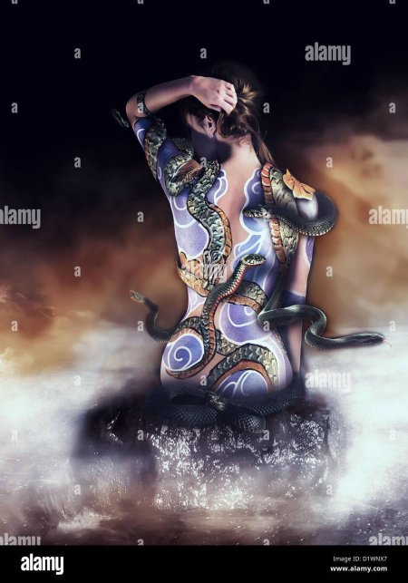 Девушка змея