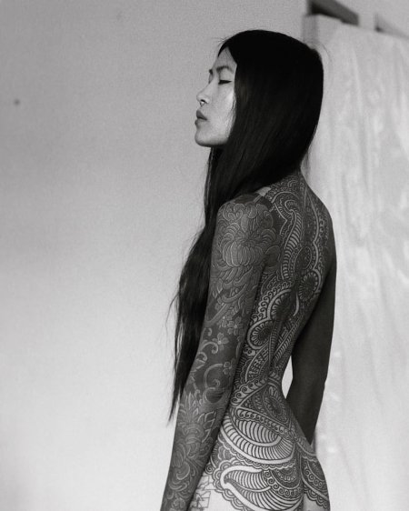 Женщина с татуировками