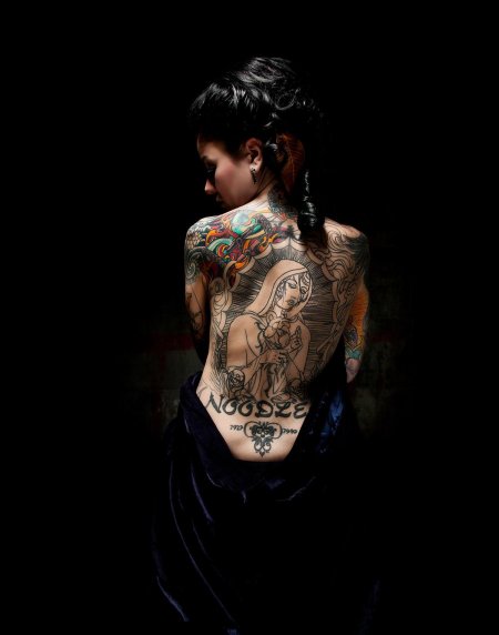 Красивая девушка с татуировками