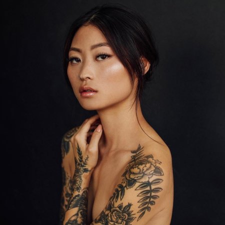 Красивая азиатская девушка