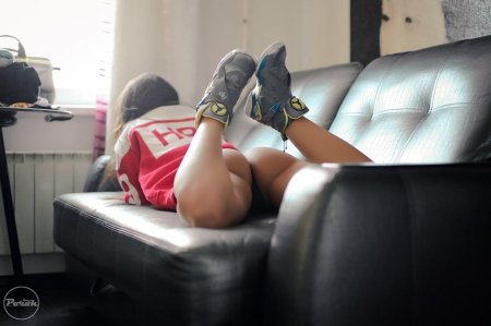 Голые телки в кроссовках