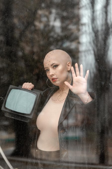 Девушка лысая