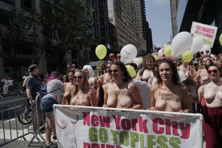 Go topless day день голых сисек