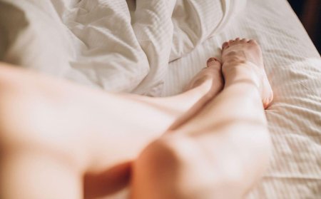 Женские ноги на кровати