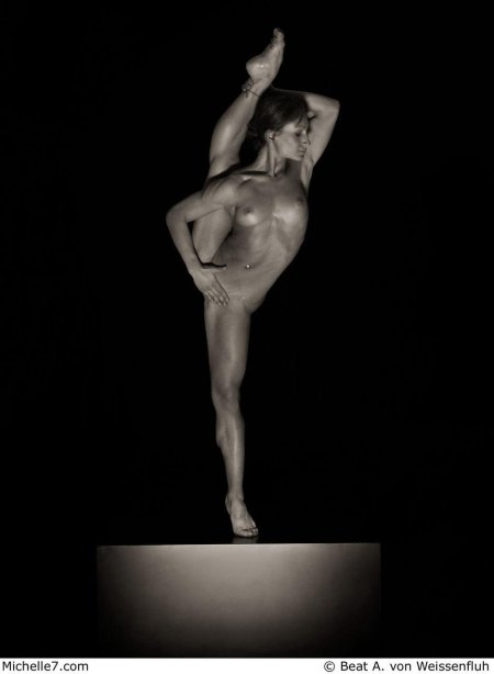 Голые цирковые акробатки