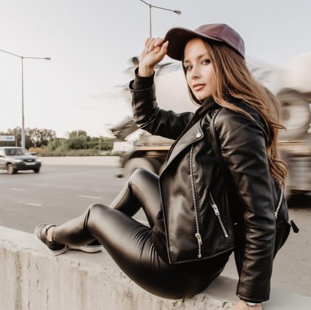 Девушка в кожаной куртке