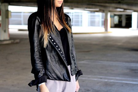 Брюнетка в кожаной куртке