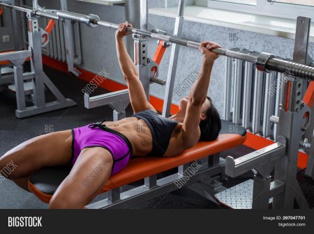 Девушка занимается спортом