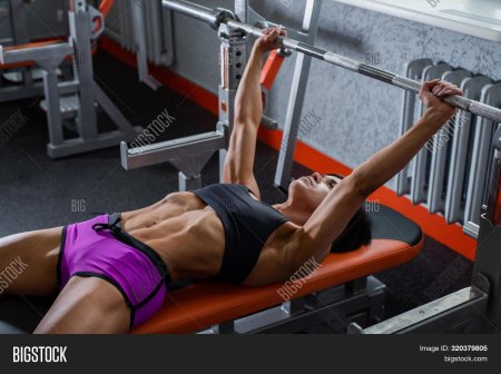 Женщина в спортзале