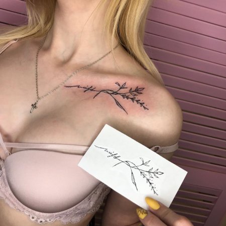 Тату на ключице спереди для девушек