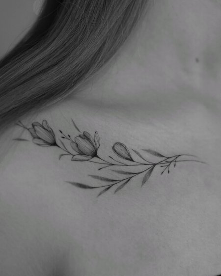 Тату веточка на ключице