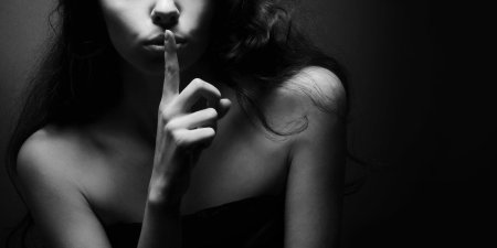 Палец у губ