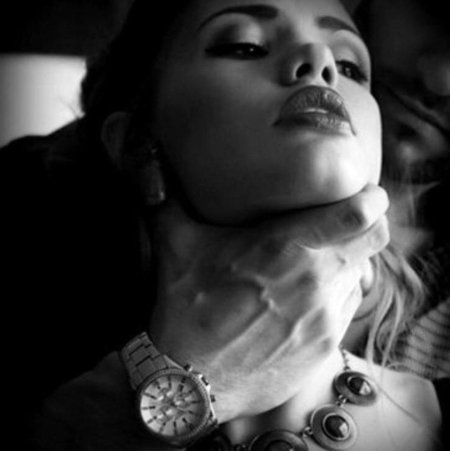 Мужчина держит девушку за шею