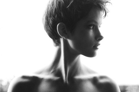 Девушка с короткой стрижкой