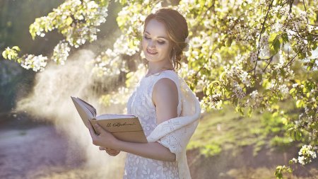 Девушка в саду