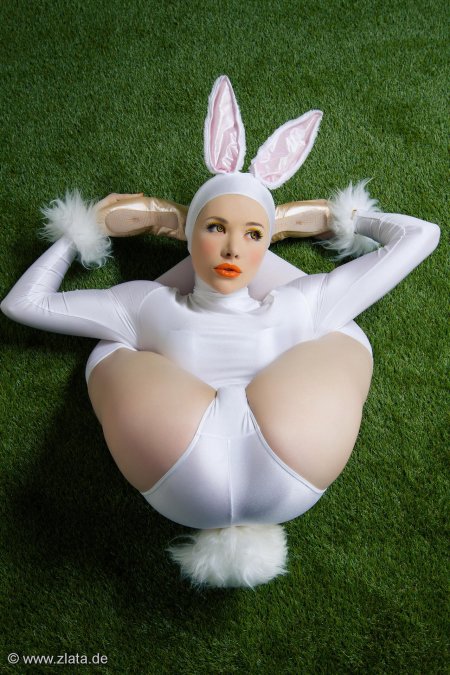 Голынженщины в костюме кролика