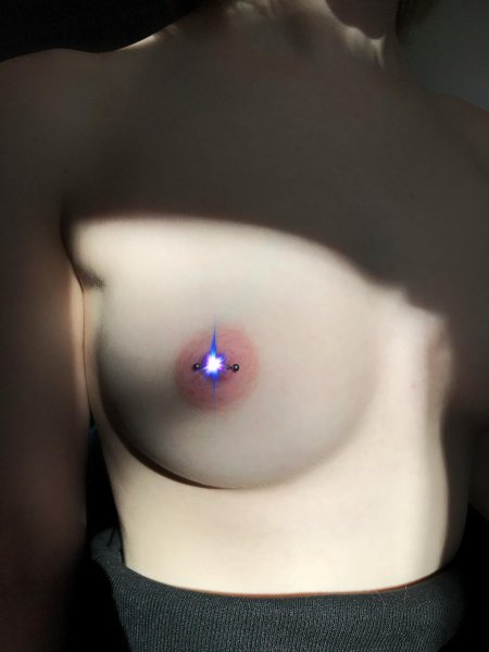 Грудь с проколотыми сосками