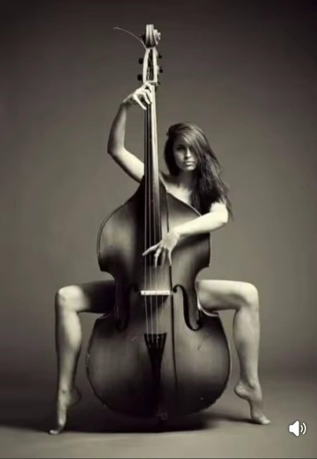 Девушка с контрабасом