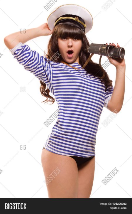 Девушка в тельняшке