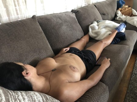 Девушка спит на диване