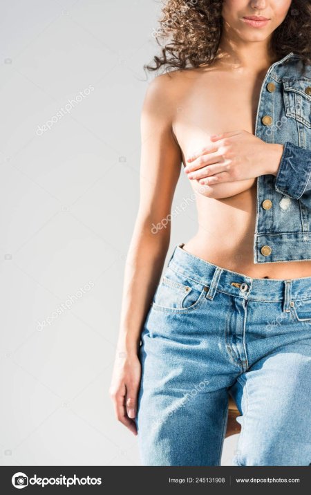 Голенькая в джинсовой куртке