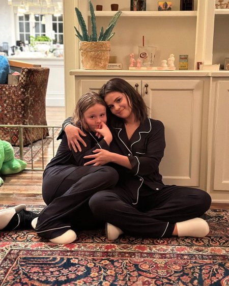 Селена гомес с сестрой