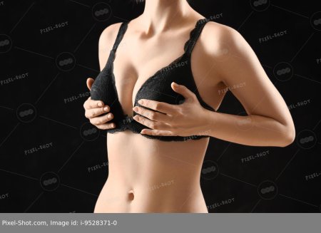 Девушка в черном лифчике