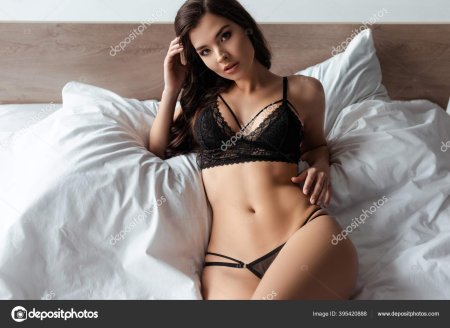 Девушка в трусиках и лифчике