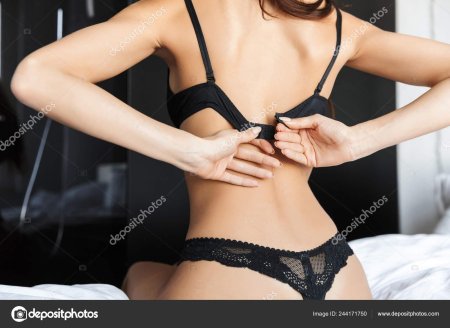 Девушка снимает бюстгальтер