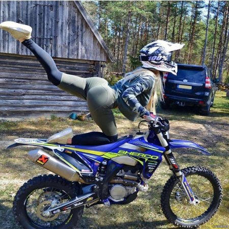 Девушка на эндуро мотоцикле