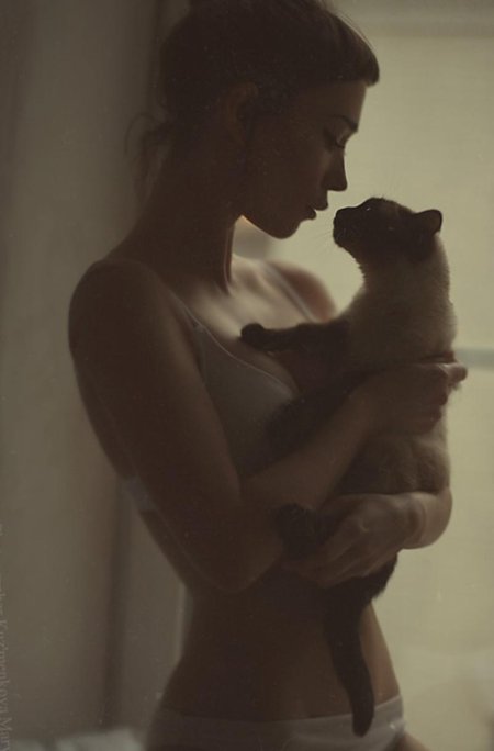 Девушки с кошками