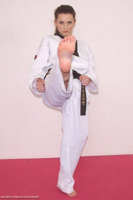 Карате герл мартиал кик фэйс