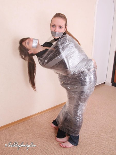 Связанная скотчем девушка