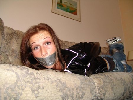 Связали скотчем