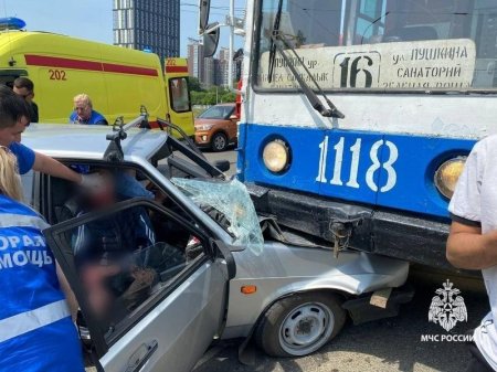 Сегодня в ярославле машину врезался трамвай