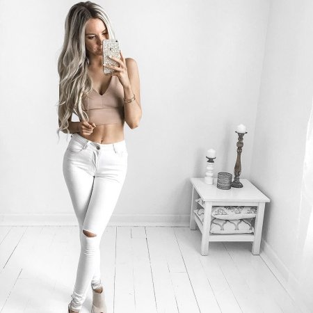 Фотосессия в светлых брюках