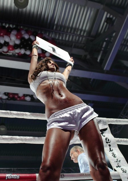 Девушка на ринге